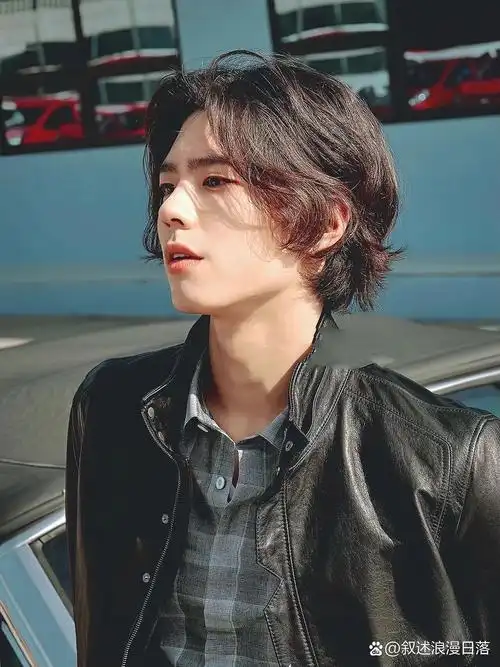 中分发型,可修饰脸型 这款发型秒变暖男,可帅可甜,减龄又时尚,留长发