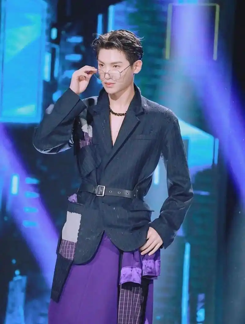 98昊瀚星辰 ,未来可期98——黄明昊 01姓名:黄明昊 98英文名