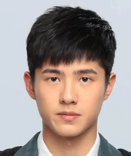 刘昊然的童年照片,与现在的他对比,就会发现刘昊然的五官相貌其实都没