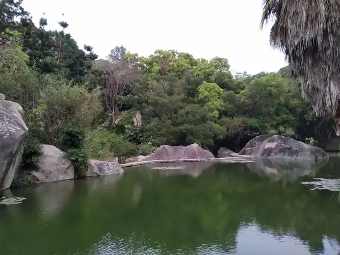 厦门万石岩位于厦门万石植物园内,山上奇峰怪石遍布,林木繁茂,古迹