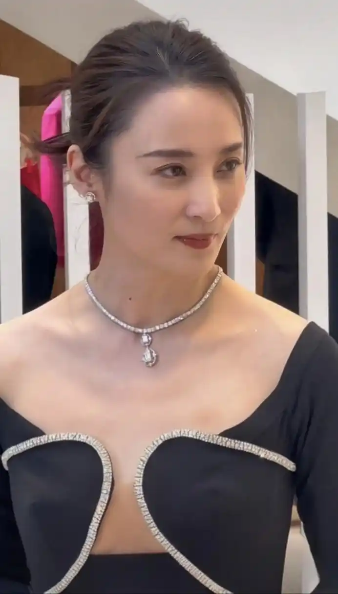 蒋勤勤最新活动生图,是因为太瘦了吗?感觉这件衣服没有穿出美感.图片