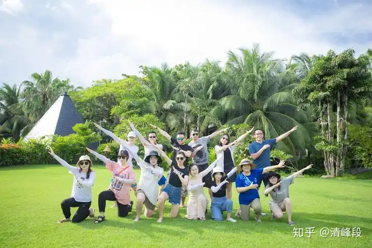 沙雕是一种雕刻艺术,它通常通过堆,挖,雕,掏等方式塑成各种造型来供人