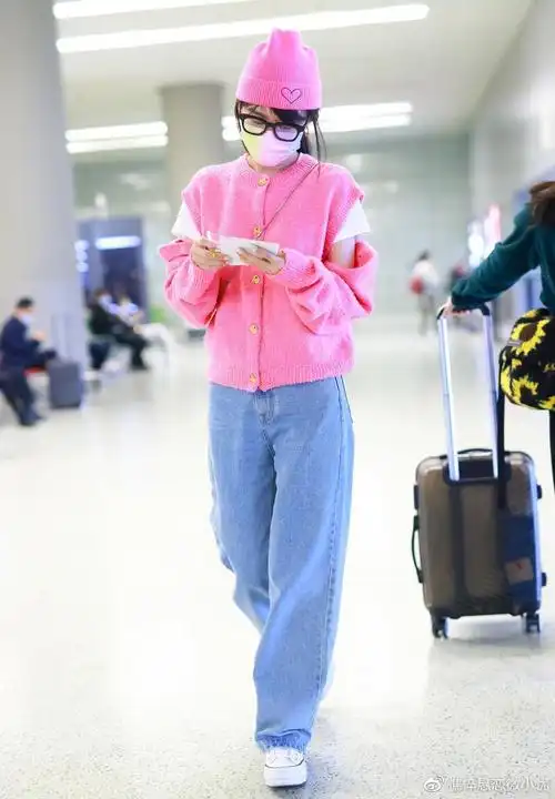机场街拍:李菲儿粉红色切口针织衫 毛线帽超级可爱