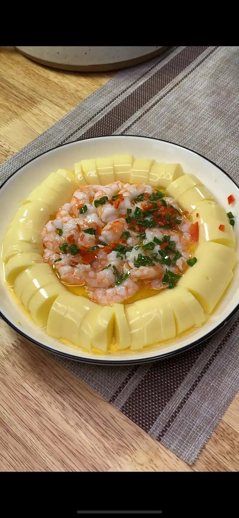 蒸蒸日上,鸡蛋豆腐虾仁菜.1选玉脂豆腐,切成小圆块. 2 摆 - 抖音