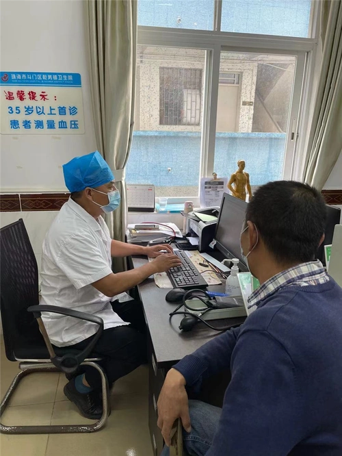 中医科主治医师刘振伟在卫生院为病人看诊.