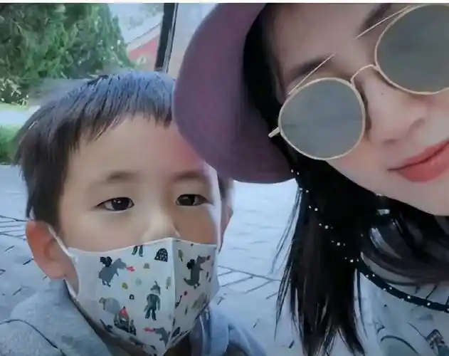 黄磊三胎儿子曝光:大眼圆圆可爱模样酷似父亲_家庭_照片_人们