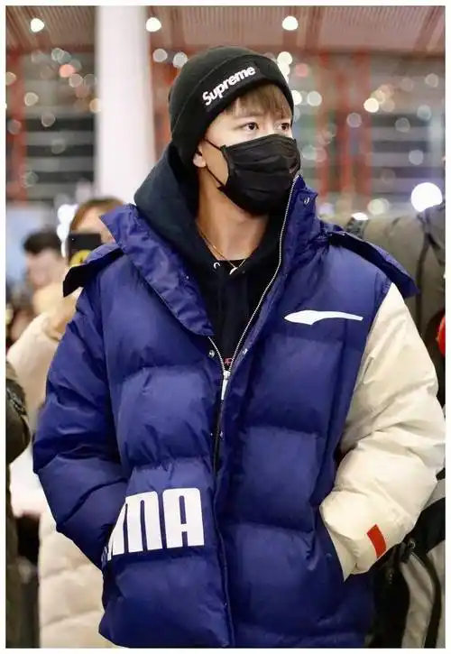 任嘉伦拼色羽绒服走机场包裹厚重不见好身材178cm身高腿真短