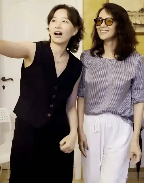 章子怡的儿子看到李斯丹妮也很开心,孩子跟着妈妈和阿姨一起嗨,隔着