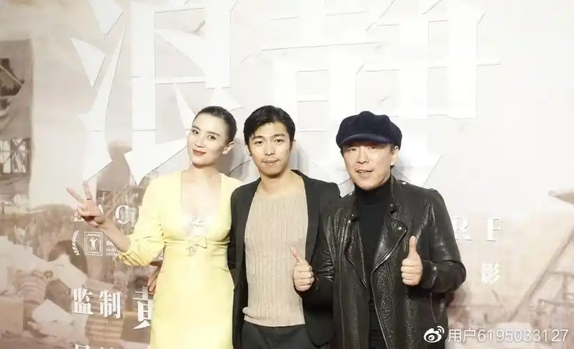 宋佳为新片助阵穿深v礼服性感爆棚 陶虹挽徐峥秀恩爱小鸟依人