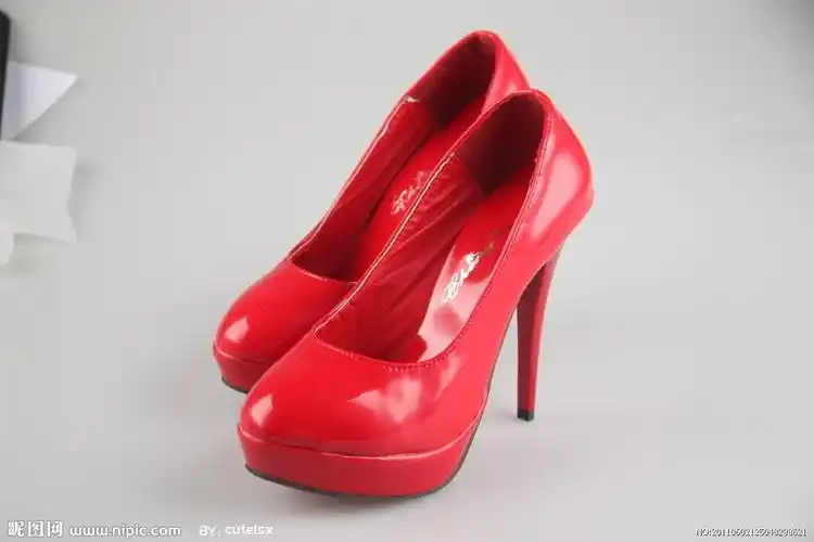 红色高跟鞋图片