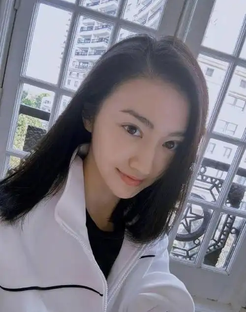 这次,景甜久违晒出自拍,让人们看到了她的近况和变化.