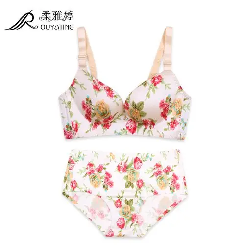 爆款印花拉丝文胸套装 黑白蔷薇超聚拢无痕文胸 舒适无钢圈内衣 ￥32.