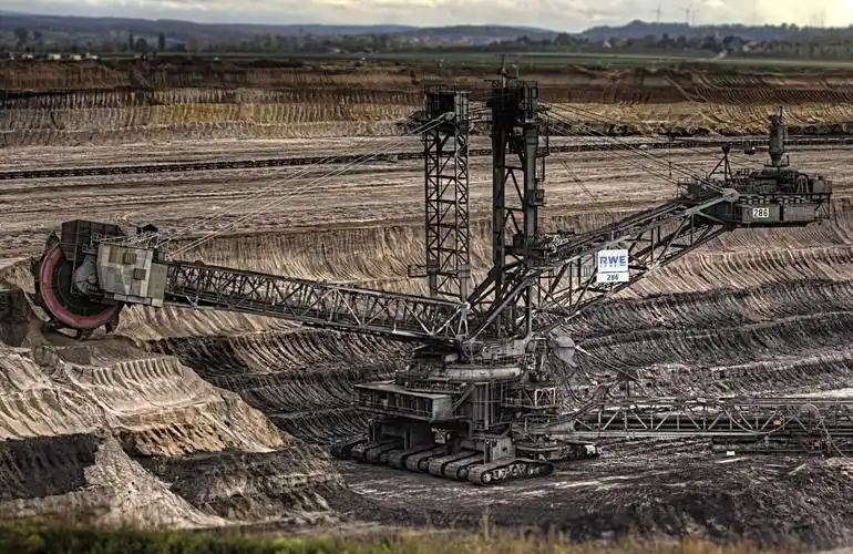 采石场,重型机械,回转式挖掘机,电力,采矿机械,灰色的背景高清原图