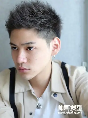 男生短头发刘海上扬的发型 清爽帅气的男生发型(2)