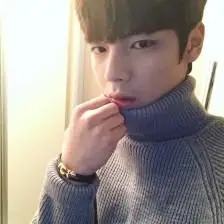 男生头像 韩国 正太 手举 手不要给别人牵怀抱也要留给我