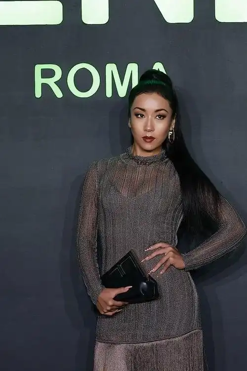 吉克隽逸真挺时尚穿吊带裙凹造型但有种金刚芭比的既视感