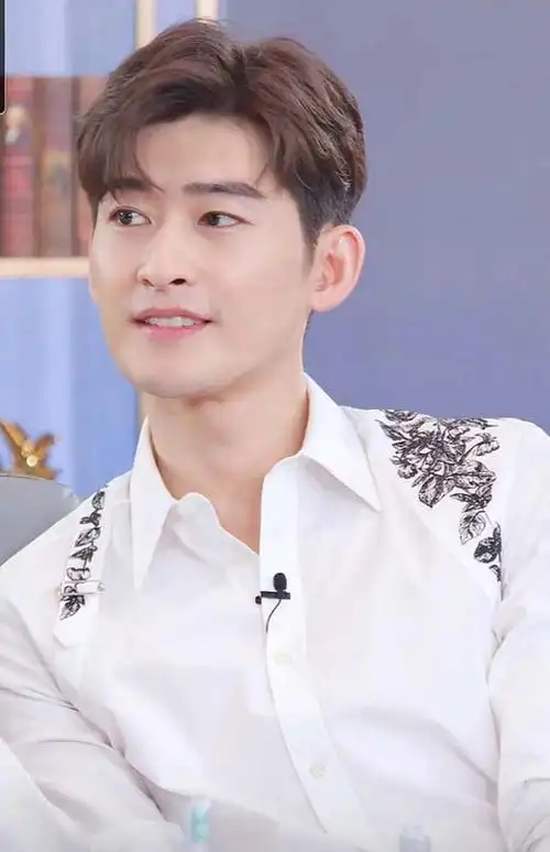 张翰亮相刘涛直播间化身超级梗王疯狂带货