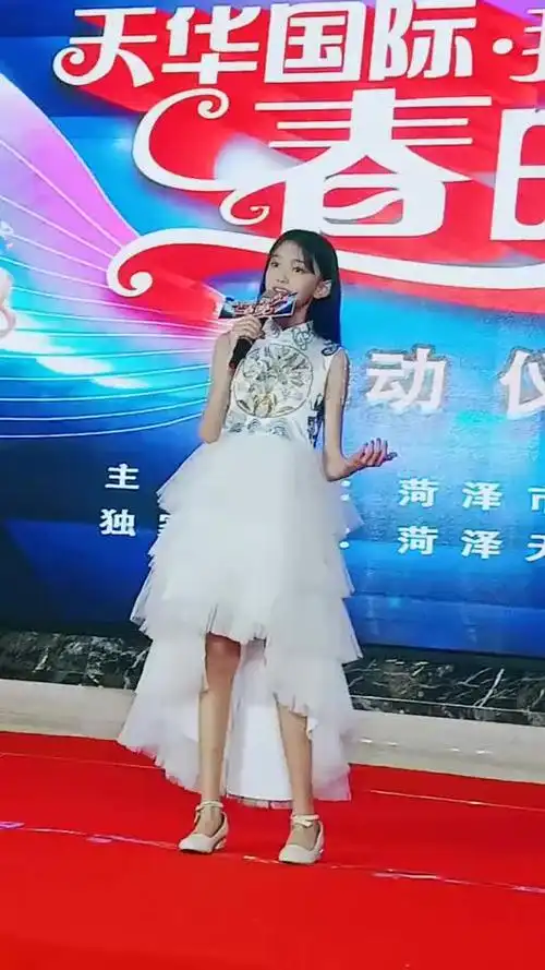 童模宋小睿放开嗓门唱歌在舞台上站着看着真的好自信