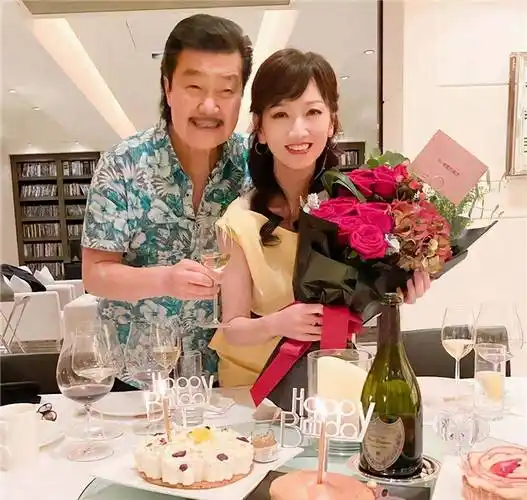 原创66岁赵雅芝晒生日照气质依旧容光焕发与老公合照好似两代人