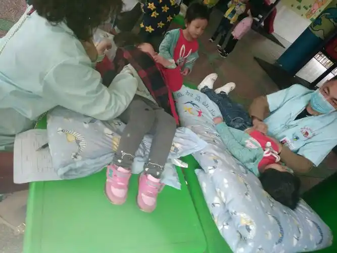 保障幼儿健康成长,4月23日上午,妇幼保健院的医生走进幼儿园,为小班