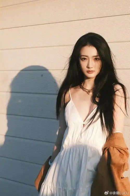 徐璐穿吊带小白裙身材好发丝飞舞气质清冷6