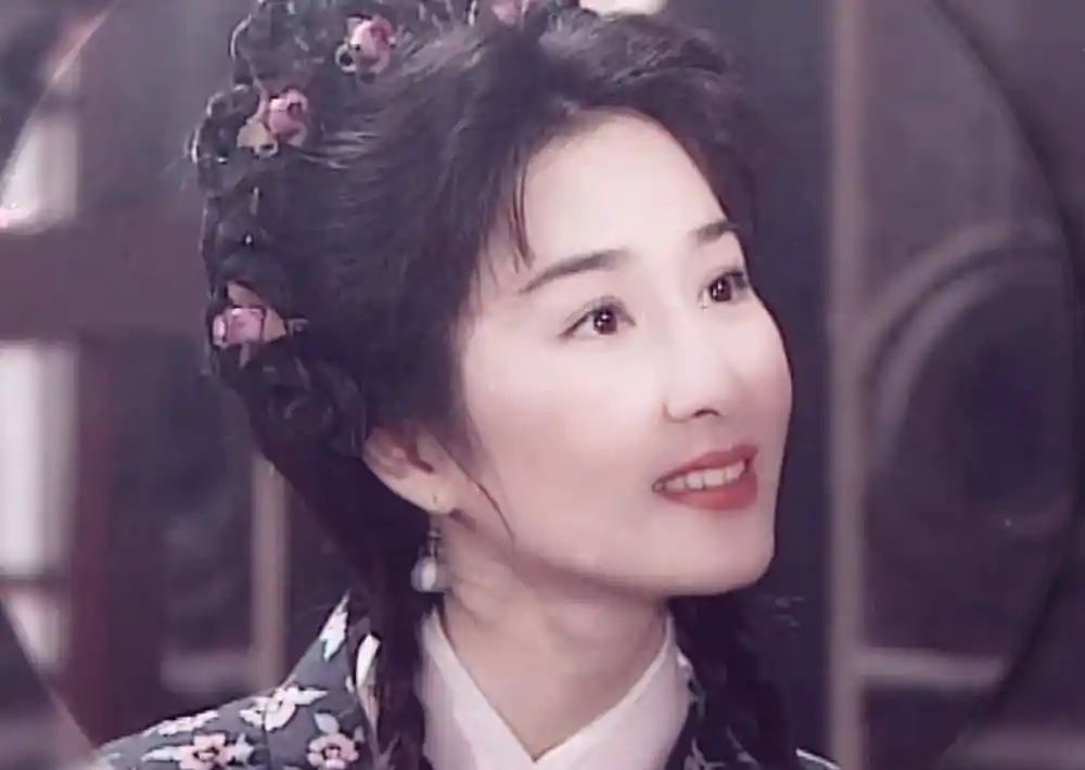 渣渣辉53岁了,与关咏荷互不理睬的婚姻,招人羡慕?