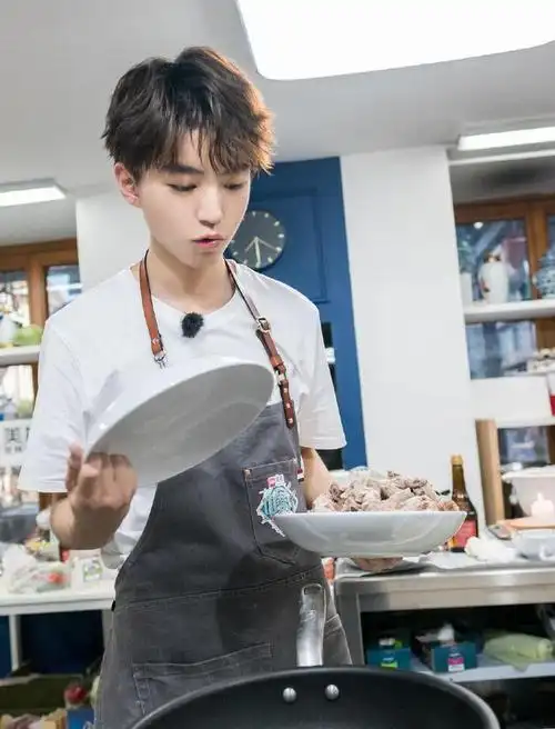 糖醋排骨,辣子鸡,麻婆豆腐等家常小菜,可见王俊凯在家就经常做饭菜了