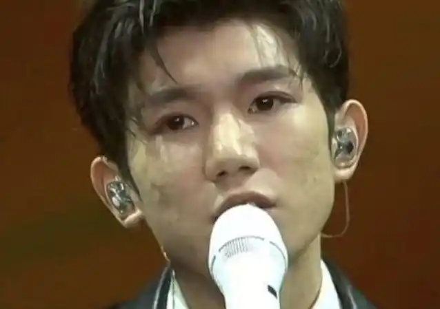 王源一天到晚都要上妆,熬夜,再加上休息不好,长痘痘也不容易好,化妆又