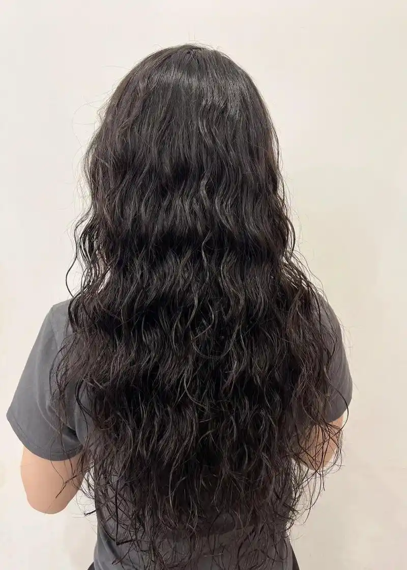 今年很火的水波纹卷发 这款水波纹卷发很适合发量少,细软扁塌的头发