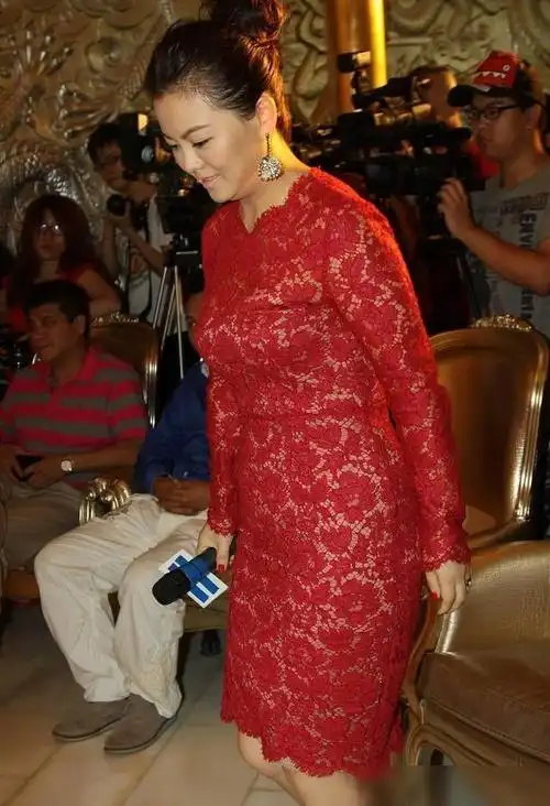 李湘的身材侧面看原来这么美多肉身材太有优势了比例真好