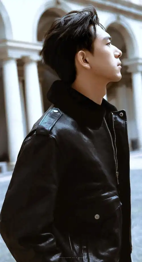 李现生图#lx#李现米兰时装周#    李现61壁纸  爱上穿皮衣的现资乔