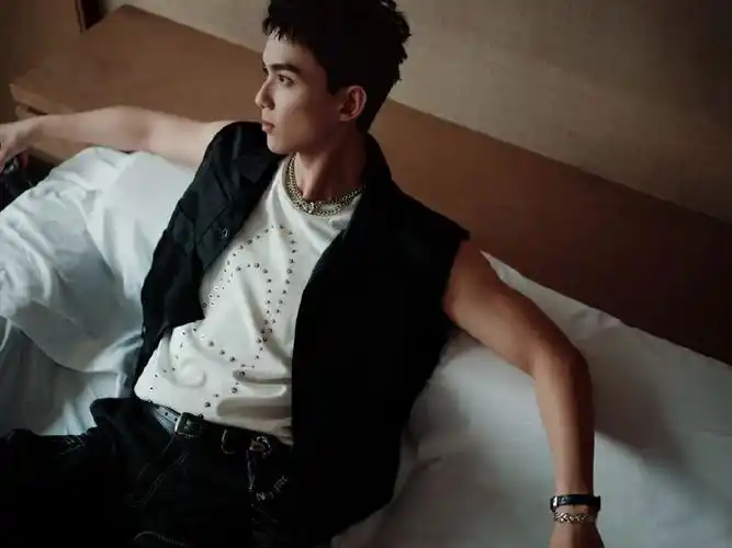 组图:吴磊穿无袖马甲清爽帅气 肌肉线条流畅荷尔蒙拉满_高清图集_新浪