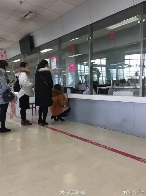 成都一家医院现《人民的名义》现实版窗口 院方:已加设座椅