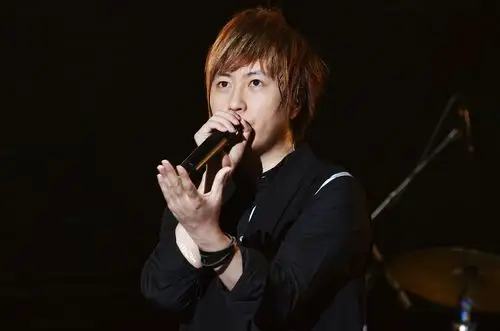 跪求各路大神五月天阿信照片(壁纸,艺术照皆可)!