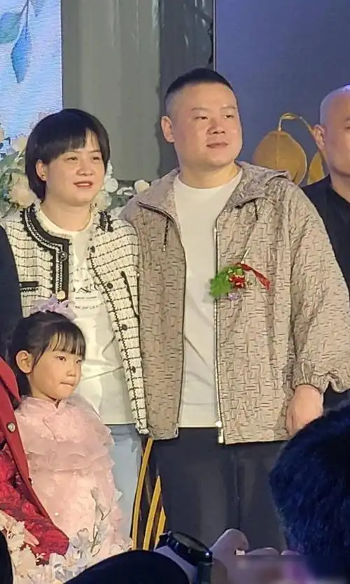 岳云鹏老婆光头长成短发打扮富态有旺夫相穿1万块卫衣真时髦