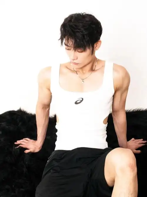 一张露腹肌的(还有一组全是漏腹肌的哈),但是真的好性感啊,胸肌的线条