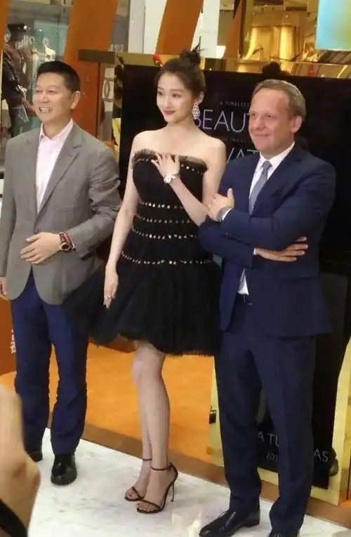 原创关晓彤的筷子腿有多夸张看到她和工作人员对比后这身材跪了