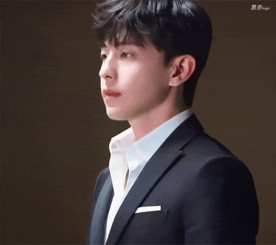 邓伦雪花秀拍摄花絮公开 清俊儒雅西装伦yyds!_动态