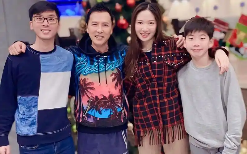 甄子丹晒家庭儿女合照 25岁甄文焯出镜 妻子汪诗诗让人羡慕_哔哩哔哩