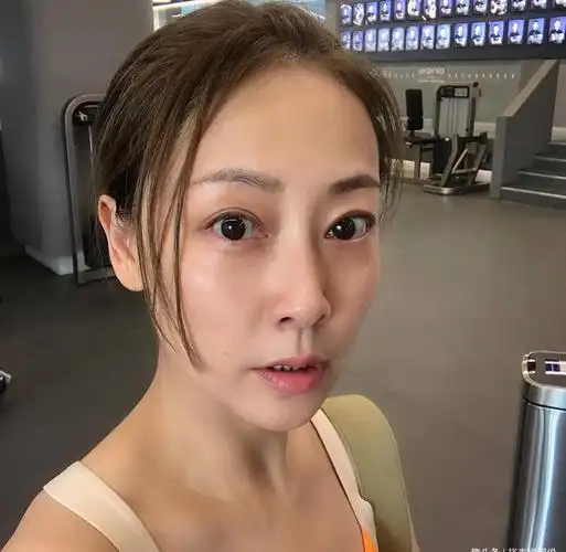 张卫健46岁妻子张茜素颜近照曝光!逆龄生长宛如少女,安心做富太