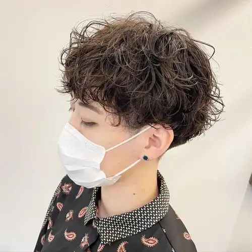 还有这种上下不连接的纹理烫发,就是把两侧鬓角掏空,上面头发烫成纹理