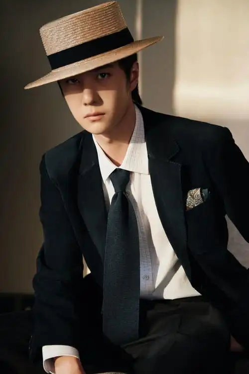 王一博  ×#智族gq moty年度人物盛典#今晚一博在 gq 盛典第二套造型