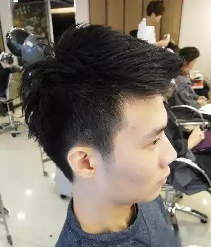 两边剪短中间留长的发型大全