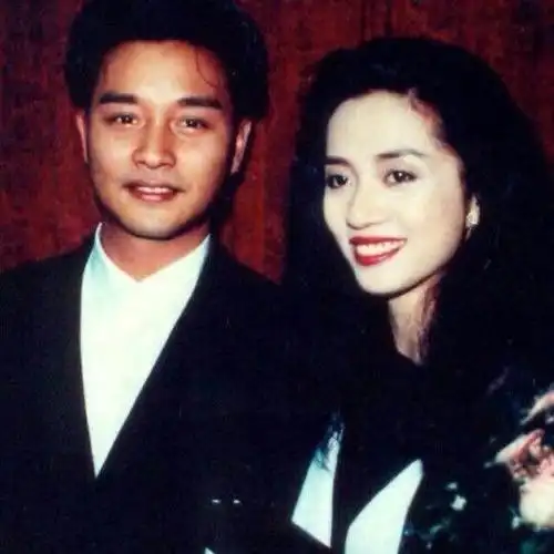 张国荣对梅艳芳与梅艳芳同住不避嫌