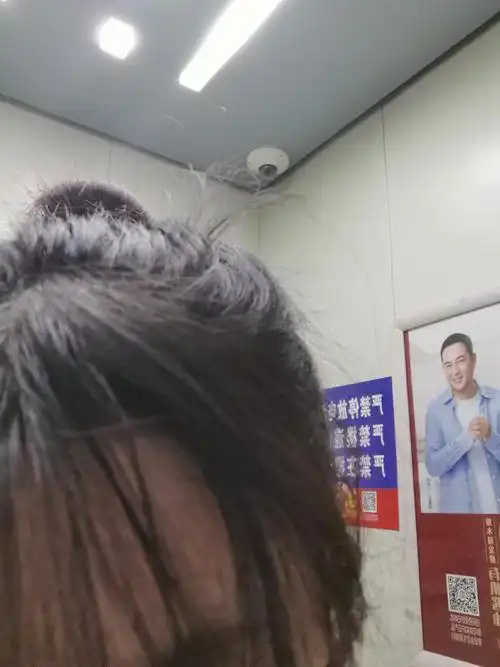 我怎么头发竖起来一撮 是长的新头发吗