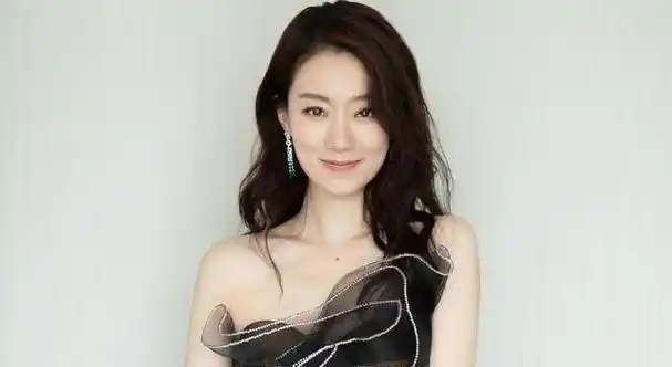 会演喜剧的男演员很多,但女演员却屈指可数,能够跟黄渤搭档,更需要