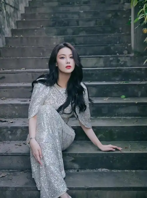 张馨予银色长裙高跟细腰宽臀造型完美