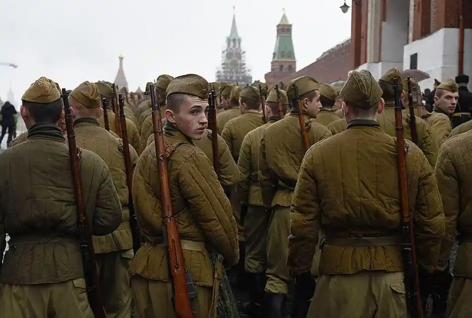 俄红场阅兵73周年:再现当年苏军骁勇英姿/图