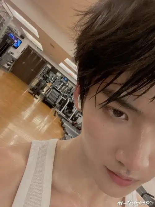 周柯宇晒健身湿发照#周柯宇的肌肉线条,还有这撩人的湿发以及出镜