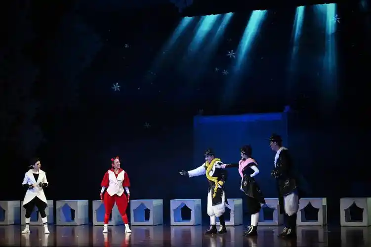 儿童音乐剧《冰墩墩雪容融之冰雪梦》在京上演_北京_新华社_金良